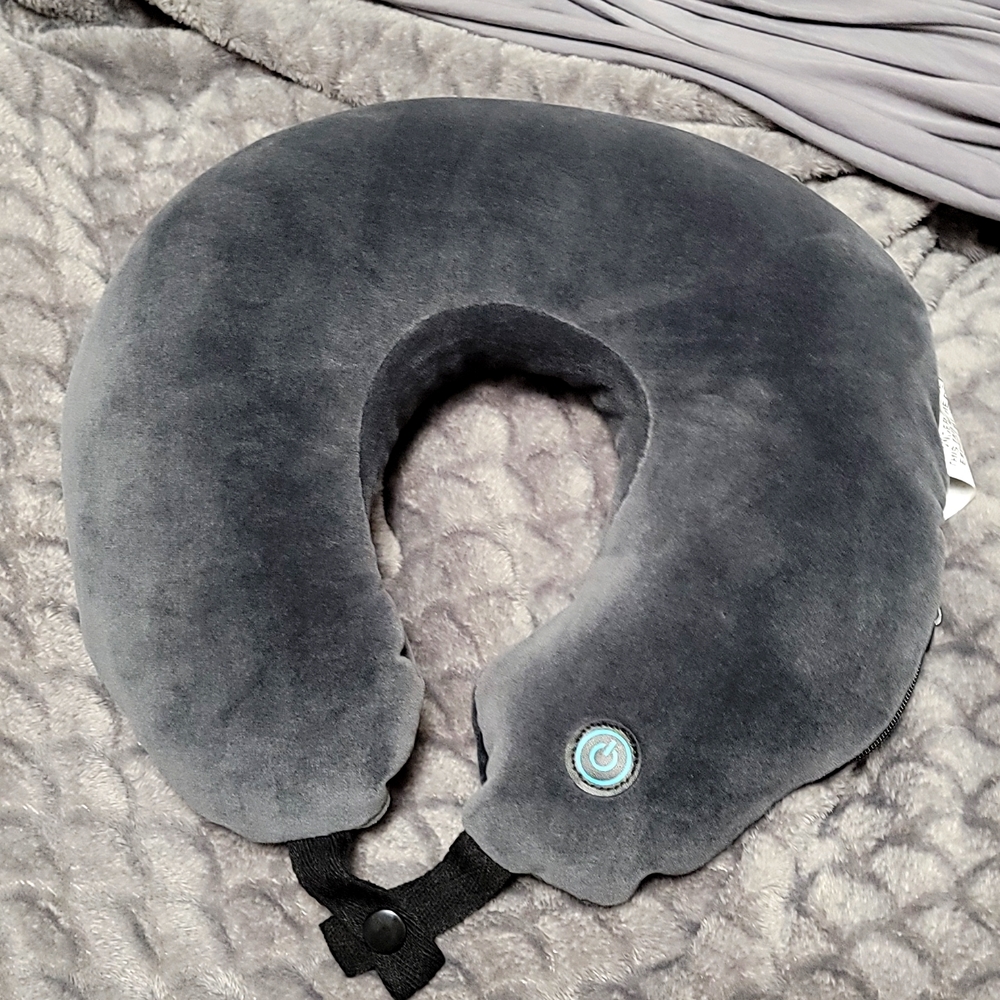 Vibrating neck pillow